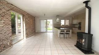 Op de rand van het centrum gelegen villa met tuin op een perceel van 7 are 90 ca. <br />Goede verkeersverbinding naar Mechelen.<br />Omvat: inkomhal, wc, living met open ingerichte keuken, garage, wasplaats, 4 slaapkamers en 2 bad-douchekamers (waarvan 1 slaapkamer en 1 badkamer op het gelijkvloers). <br />Achteraan overdekt terras.<br />Totale vloeroppervlakte: ±220m² + bijgebouw.<br />Afzonderlijk bijgebouw met wc en berging.<br />CV op aardgas hoogrendement condenserend. EPC: 212 kWh/m² jaar - energielabel C - UC: 3695110-RES-1. Ki 1.760 euro.<br />Bouwjaar: 2012.<br />De woning is momenteel verhuurd en kan opgezegd worden door kopers voor eigen gebruik mits vooropzeg van minimum 6 maanden vanaf de notariële akte.<br />Stedenbouwkundige vastgoedinfo in aanvraag (woongebied en achteraan in woonuitbreidingsgebied).<br />Niet overstromingsgevoelig - gebouwscore A - perceelscore A.