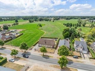 <p>Interesse of verdere vragen? Contacteer Jeff Peeters via jeff.peeters@copandi.be of +32 492 577 317. Deze ruime, instapklare woning ligt landelijk en rustig, maar toch vlak bij de E313, winkels, scholen en openbaar vervoer. Ideaal voor wie comfortabel wil wonen met veel binnen- én buitenruimte. Het gelijkvloers omvat een inkomhal met vestiaire en gastentoilet, een lichtrijke leefruimte van 42 m² met sierschouw en houtkachel, een volledig uitgeruste keuken, drie slaapkamers en een badkamer met ligbad, inloopdouche, dubbele lavabo en toilet. De veranda van 25 m² biedt extra leefruimte met zicht op de tuin. Op de verdieping vind je vier slaapkamers, een tweede badkamer en een apart toilet. Twee kamers kunnen eenvoudig samengevoegd worden tot een polyvalente ruimte van 45 m², ideaal voor bureau, hobby of ontspanning. Een valtrap leidt naar de zolder (20 m²). De woning is volledig onderkelderd met garage, werkplaats en ruime berging. Buiten geniet je van een zuid-oostgericht terras, een volledig omheinde tuin en een prachtig landelijk uitzicht met maximale privacy. </p><p></p><p>✅ Zonnepanelen (7,6 kW) </p><p>✅ Zonneboiler </p><p>✅ EPC label B – energiezuinig </p><p>✅ Asbestveilig </p><p>✅ Mogelijkheid tot 7 slaapkamers </p><p>✅ Volledig onderkelderd met garage en werkplaats </p><p>✅ Omgeven door groen en weiland </p><p>✅ Rustige ligging met vlotte verbindingen</p>