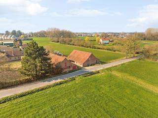 In the midst of a beautiful rural setting, this authentic farmhouse with accompanying barn is situated on a plot of approximately 2,340 m².A unique...