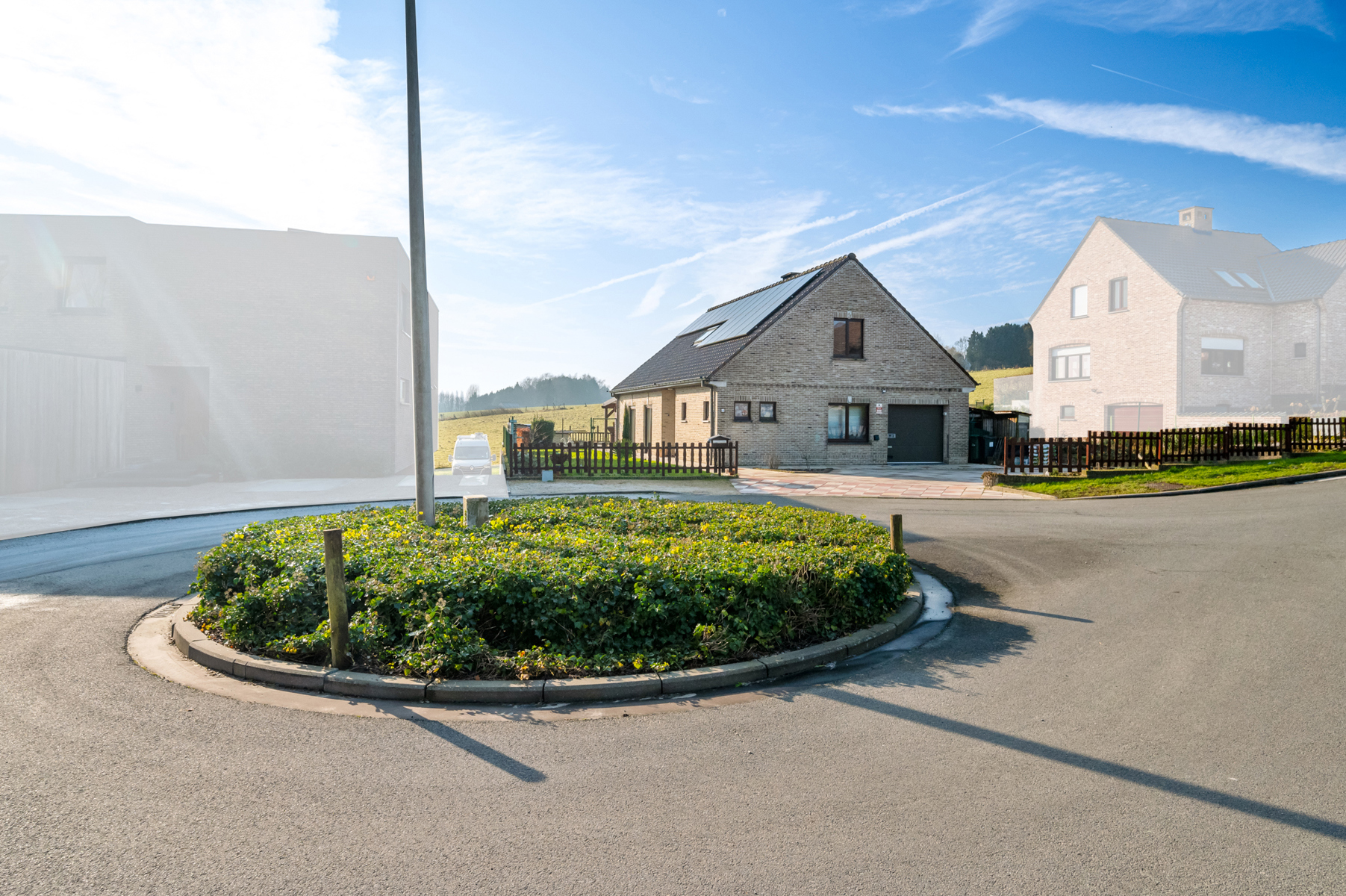 Ruime open bebouwing met zonnepanelen in residentiële wijk - foto 1