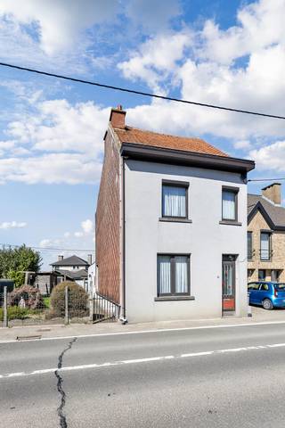 <p>Voor meer info of bezoek, bel 02/884.23.23 - Op een gunstige locatie te Lennik bevindt zich deze <strong>te renoveren woning met tal van mogelijkheden.</strong> Het pand vormt de ideale basis voor wie op zoek is naar een renovatieproject met potentieel. Het gelijkvloers omvat een inkomhal, <strong>een leefruimte met salon en eetplaats</strong>, een keuken, een badkamer en uitbouw (momenteel berging). Op de eerste verdieping bevinden zich <strong>drie</strong> <strong>slaapkamers</strong>. Via een vaste trap bereikt men het <strong>zolderverdiep</strong>, waar de mogelijkheid bestaat om <strong>een extra ruime slaapkamer</strong> te creëren. Verder beschikt de woning over een garage, die op de achterliggende straat uitgeeft. Buitenschrijnwerk in aluminium dubbel glas - Verwarming op kachel met gas</p><p>Stedenbouwkundige inlichtingen in aanvraag .</p>