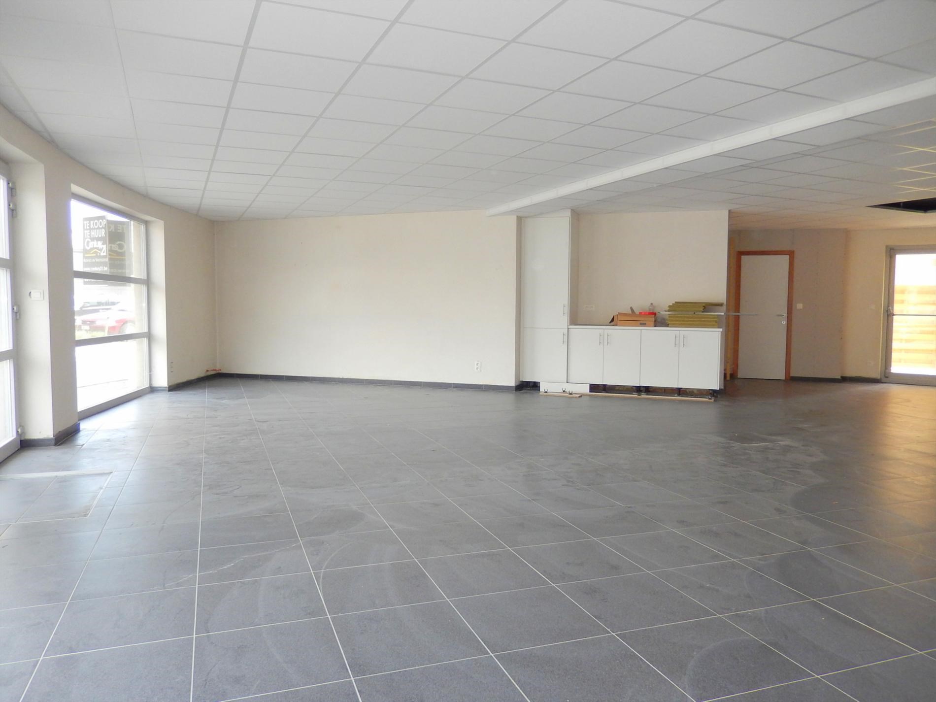 Goed gelegen handelspand op commerciële ligging te Lichtervelde - foto 2