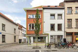 Family home or commercial property with potential in a prime location in Mechelen This charming townhouse is ideal for those looking for a renovation...