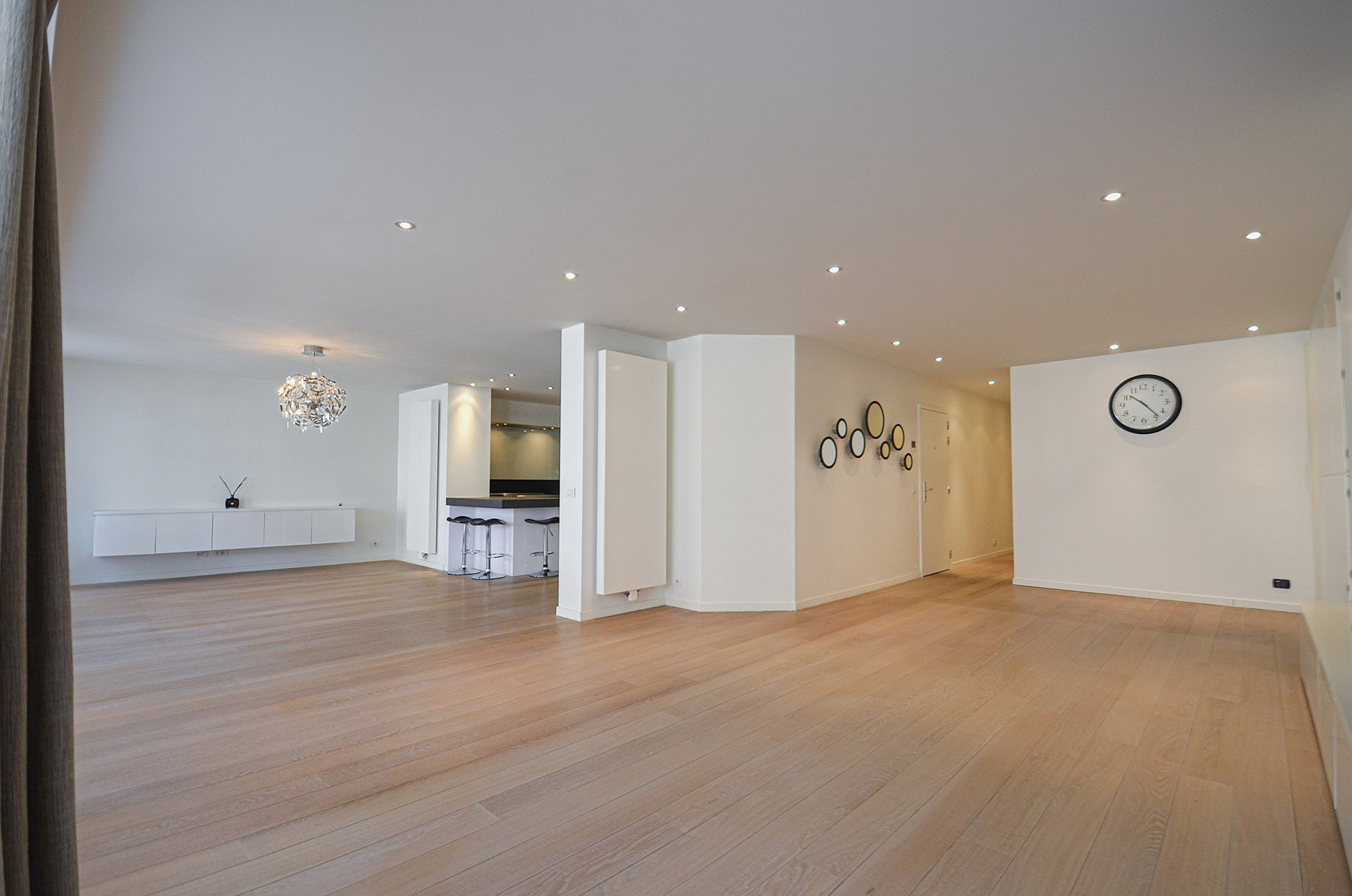 Topaanbieding – Uitzonderlijk ruim appartement gelegen in een stijlvolle residentie. - foto 4