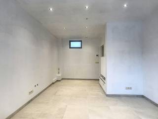 Commerce/office for rent of approximately 35m² in the center of Ypres. The building is located a stone's throw from the Boterstraat, the Leet, the Grote Markt and the Rijselsestraat, in short, a central commercial location. The property consists of an open space of approximately 20 m², a kitchenette of approximately 6 m², an archive room of approximately 5 m² and a basement of approximately 25 m².Technical:- Natural gas central heating;- C+ ventilation system;- 400V possiblePossibility to rent a parking space near the property. Are you looking for a commercial property/office in the Ypres region? Don't hesitate to contact us at 057489499!