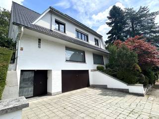 Gelegen in één van de meest gegeerde lanen van Tervuren, biedt deze luxueuze villa aan de Rotselaerlaan 58 een uitzonderlijke woonkwaliteit op...