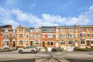 Dit residentieel gelegen, gerenoveerd, Herenhuis bevindt zich op een steenworp van het centrum van Hasselt (+/- 10min wandelen). Alle...