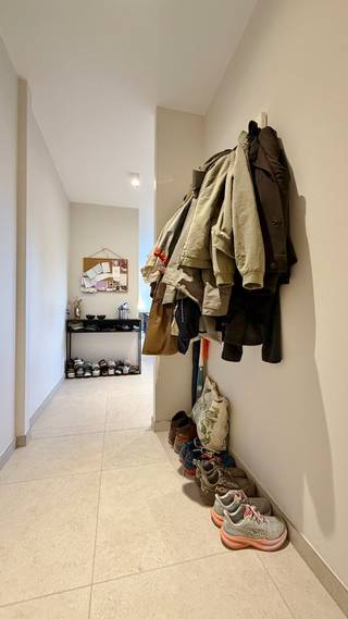 Dit appartement is gelegen op de eerste verdieping van de residentie August.<br />het appartement omvat een inkom, ruime lichtrijke leefruimte met volledig ingerichte open keuken en aansluitende bergruimte, 2 slaapkamers, apart toilet en een badkamer met inloopdouche en dubbel lavabomeubel. Aansluitend aan de leefruimte is een zonnig terras (west-gericht)<br /><br />Er zijn tevens een private autostandplaats en berging in de kelder. <br />gemeenschappelijke fietsenstalling en vuilnisberging.<br /><br />- vloerverwarming<br />- Lift aanwezig<br />- Syndickosten €50/maand