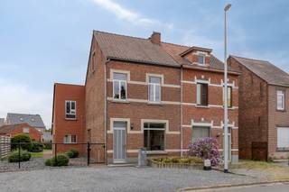 <p>[[ DIT PAND NEEMT DEEL AAN DE ERA OPEN HUIZEN DAG OP 13/6 VAN 14:30 TOT 15:30 ]]</p>

<p><strong>Te koop: Instapklare halfopen bebouwing in het centrum van Beringen</strong></p>

<p>Deze verzorgde halfopen woning uit 1983 is rustig gelegen, maar bevindt zich toch vlak bij scholen, winkels en het centrum van Beringen. De woning is instapklaar en biedt dankzij haar praktische indeling en ruime zolder heel wat mogelijkheden.</p>

<p><strong>GELIJKVLOERS:</strong></p>

<ul><li>Inkomhal</li><li>Lichtrijke leefruimte</li><li>Functionele keuken</li><li>Badkamer</li><li>Berging</li><li>Stookruimte</li></ul>

<p><strong>VERDIEPING:</strong></p>

<ul><li>Nachthal</li><li>3 slaapkamers</li></ul>

<p><strong>ZOLDERVERDIEPING:</strong></p>

<ul><li>Ruime zolder met uitbreidingsmogelijkheden</li></ul>

<p><strong>Troeven</strong></p>

<p><span>✔</span> Rustige en centrale ligging</p>

<p><span>✔</span> Instapklaar</p>

<p><span>✔</span> 3 slaapkamers</p>

<p><span>✔</span> Ruime zolder</p>

<p><span>✔</span> Veel potentieel</p>

<p>Interesse? Contacteer vandaag nog je ERA-makelaar voor een bezoek.</p>

<p><strong>JOUW DROOMHUIS. ZO GEVONDEN!</strong></p>