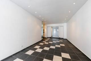 In het centrum van Meulebeke bevindt zich dit karaktervolle pand, bij velen gekend als de voormalige stoffenwinkel Paris Belle, jarenlang...