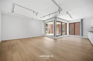 <p><span><strong>**Nieuwbouwstadswijk De Torens Aarschot**</strong></span><br /><br /><span>Met de ontwikkeling van het Nieuwbouwproject De Torens heeft de bouwheer het concept uitgewerkt een mix te voorzien van wonen, winkelen en werken. In totaliteit gaat het om 5 verschillende woonzones met elk hun eigenheid. Wij bieden u appartement 0301 (Kadaster 0202), het betreft een prachtig twee slaapkamer appartement voorzien van een volledig uitgeruste keuken en badkamer alsook een overdekt inpandig terras (10,11m²) waarbij genieten van rust niet zal ontbreken. Het energetische aspect staat hier bijkomend ook centraal (5j vrijstelling OV). Mede ook voorzien in de vraagprijs is een ondergrondse autostaanplaats en een ruime kelderberging. </span><br /><br /><span><strong>Meer informatie of een bezoek ter plaatse? Dat kan! </strong></span><br /><span><strong>Contacteer onze vastgoedmakelaar Jacky: jacky@connect-immo.be - 0495 53 46 49.</strong></span></p>