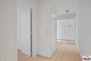 Dit aangenaam en ruim duplex appartement bevindt zich in hartje Lebbeke op wandelafstand van winkels, scholen en openbaar vervoer en is gelegen op...