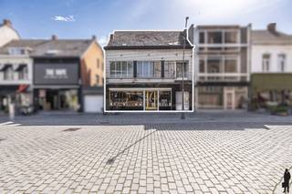 Voormalig apothekerswoning met - in huidige bebouwde toestand - 4 slaapkamers, badkamer, ruim handelsgelijkvloers met achterliggende...
