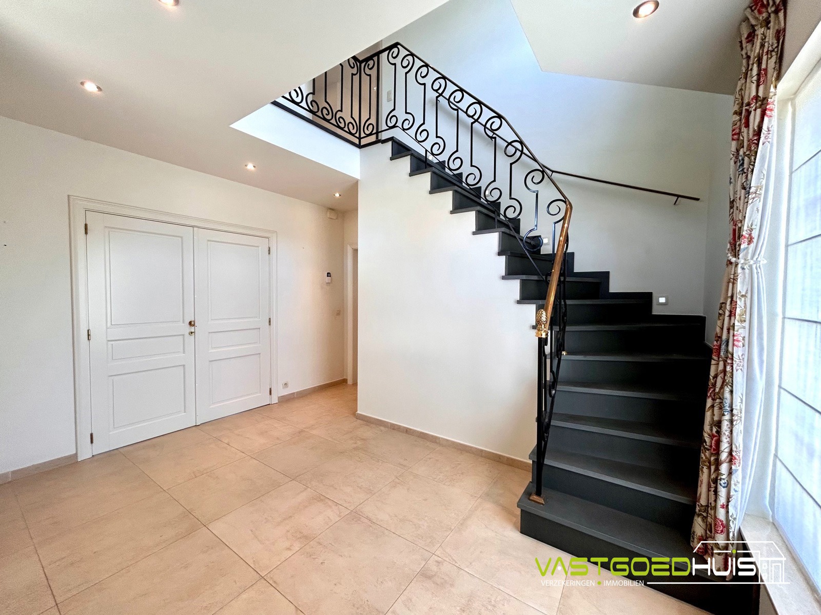 Villa met 5 slaapkamers, 2 badkamers, garage en tuin! - foto 5
