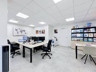 Handelspand van ca. 100 m² te huur in het centrum van Waregem. Het pand beschikt daarnaast over twee achterliggende autostaanplaatsen die...