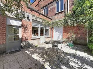 <h1><span>Zeer ruime karaktervolle woning midden in het historische stadscentrum van Ieper</span></h1><h1><span> </span></h1><h1><span>Deze verborgen parel op 431m² met maar liefst 217m² bewoonbare oppervlakte is ingedeeld als volgt:</span></h1><h1><span> </span></h1><h1><span>Gelijkvloers</span><span>:</span></h1><h1><span>Indrukwekkende </span><span>inkomhal</span><span>, </span><span>zithoek </span><span>en </span><span>eetplaats </span><span>met aansluitend de lichtrijke </span><span>keuken </span><span>met zicht op de tuin,</span></h1><h1><span>toegang tot de </span><span>ruime garage </span><span>met automatische poort. boven de volledige garage is een </span><span>atelier</span><span> (voormalige koffiebranderij) over de drie verdiepingen.</span></h1><h1><span>Achteraan de garage is een extra </span><span>bergruimte </span><span>die toegang biedt tot de </span><span>Zuidgerichte tuin.</span></h1><h1><span>Deze prachtige tuin beschikt over een </span><span>terrasgedeelte</span><span>, apart </span><span>toilet</span><span>, overdekte </span><span>bergruimte</span><span>, serre en poortje met </span><span>uitweg naar achter</span><span>.</span></h1><h1><span>Er is tevens een droge </span><span>kelder </span><span>aanwezig.</span></h1><h1><span> </span></h1><h1><span>1e verdieping:</span></h1><h1><span>Apart </span><span>toilet</span><span>, </span><span>badkamer </span><span>met ligbad en lavabomeubel, nachthal en </span><span>2 </span><span>ruime </span><span>slaapkamers</span><span>.</span></h1><h1><span> </span></h1><h1><span>2e verdieping:</span></h1><h1><span>nachthal en opnieuw </span><span>2 </span><span>zeer ruime </span><span>slaapkamers </span><span>en </span><span>zolder</span><span>.</span></h1><p><span>GEEN Renovatieplicht --> geïnventariseerd erfgoe</span><span>d</span></p>