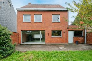 Op een gunstige ligging in Sint-Katharina (Lendelede) vinden we deze ruime woning met heel wat renovatiepotentieel.<br />Met een bewoonbare oppervlakte van maar liefst 171 m² (volgens EPC) en een mooi perceel van 625 m² biedt deze eigendom alle troeven om er een prachtige gezinswoning van te maken.<br />De solide constructie met betongewelven, de aangename ruimtes en de praktische indeling vormen een uitstekende basis voor een geslaagde renovatie.<br />Op het gelijkvloers bevinden zich een inkomhal met gastentoilet, een ruime leefruimte en een keuken. De eerste verdieping omvat drie volwaardige slaapkamers, een berging en een badkamer. Daarnaast biedt de ruime zolder nog heel wat bijkomende mogelijkheden. Ruime garage met wasplaats. Grote troef is de grote afgesloten tuin.<br />Een eigendom met een stevige basis, mooie volumes en vooral bijzonder veel potentieel! Ideaal voor wie op zoek is naar een ruime gezinswoning die volledig naar eigen smaak en wensen kan worden gerenoveerd.<br />Contacteer ons voor een bezoek op 056 35 40 74 of via info@immo-lys.be