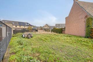 Ontdek deze uitstekend gelegen bouwgrond van 523 m² voor halfopen bebouwing, rustig gelegen in een aangename straat in De Klinge, op wandelafstand van het centrum en alle voorzieningen.<br /><br />De bouwgrond is noordwest gericht en biedt tal van mogelijkheden voor wie zijn droomwoning volledig naar eigen smaak wil realiseren.<br /><br />Een groot pluspunt: er is geen bouwverplichting!<br />U bouwt wanneer en hoe u dat zelf wenst, binnen de geldende voorschriften.<br /><br />Ben je op zoek naar een mooi perceel op een rustige locatie, maar toch met een vlotte verbinding richting Sint-Gillis-Waas, St-Niklaas en Nederland? Dan is dit een buitenkans.<br /><br />Interesse of meer info? Bel 052/46.38.03<br />Of mail naar info@uw-huis.be