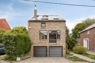 Discover this characterful and ready-to-move-in home in the heart of Dilbeek, located on the quiet Middenstraat. Built in 1988 and maintained with the utmost care over the years, this house combines space, comfort, and privacy in a warm, inviting atmosphere.

Upon entering, you will immediately notice the light-filled entrance hall, which leads to the spacious open-plan living area with a cozy sitting area and dining area. The fully equipped kitchen is the heart of the home and opens directly onto the sunny, completely private garden through a sliding window—an oasis of tranquility, equipped with garden sheds for extra storage space.

The first floor offers three full bedrooms and a tasteful, fully equipped bathroom with a practical linen chute that connects to the laundry room in the basement. Adjacent to this is a walk-through office with a fixed staircase to the attic, where there are two additional bedrooms and a storage attic – ideal for a large family or for those looking for space for hobbies and working from home.

The house also has a full basement with a double garage, extra storage space, and a separate laundry room.

Additional features that set this house apart: a favorable EPC, solar panels, and air conditioning. With a little modernization, you can turn this house into a real gem that will guarantee years of living pleasure.

For more information or to schedule a visit: Michael@immoaccenta.be