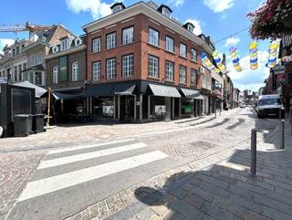 Dit instapklaar handelspand met woongelegenheid is gelegen op de Markt van Tielt.Diverse winkels, horeca, openbaar vervoer, sportgelegenheid en...