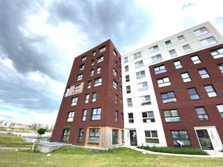 NL : Volledig recent geschilderd (met vlies) appartement (4de verdieping) met als indeling : ruime inkomhal (mogelijkheid tot plaatsen...