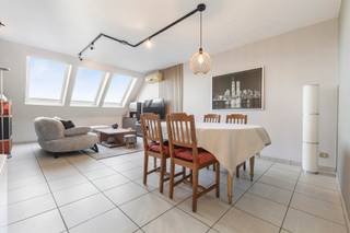 <p>Immo Pické biedt U dit prachtig appartement op de vierde verdieping, met lift, aan in een recent gebouw uit 2001. Het appartement is gunstig gelegen nabij het centrum van Tubize en bevindt zich bijgevolg in de onmiddellijke omgeving van het openbaar vervoer, winkels, scholen, het treinstation van Tubize en belangrijke verbindingswegen. Het appartement omvat een open, volledig geïnstalleerde keuken met aansluitend een mooie, lichtrijke woonkamer, een praktische berging die ideaal is voor extra stockage en het plaatsen van een wasmachine, een ruime badkamer, een afzonderlijk toilet en twee ruime slaapkamers (16 m² en 15 m²). Daarnaast beschikt het appartement over een aangenaam balkon met een prachtig zicht op de achterliggende velden. Er zijn eveneens twee privatieve autostaanplaatsen inbegrepen.<br />Bijkomende troeven: PVC-ramen en Velux-ramen, rolluiken, airconditioning en ingebouwde kasten.<br />Wenst u meer informatie of plant u graag een bezoek? Aarzel dan zeker niet om contact op te nemen met ons kantoor.</p>