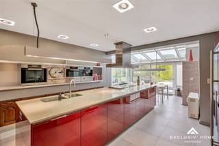 Deze authentieke en ruime woning (615 m²) bevindt zich in een rustige, groene wijk in een deelgemeente van Asse, met vlotte verbinding naar...