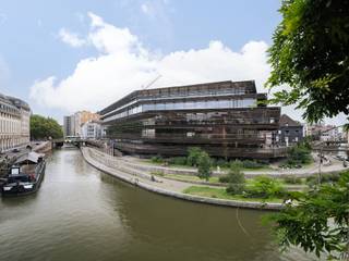 <strong>Centrum Gent – Luxueus en lichtrijk 2-slaapkamerappartement met EPC A-score</strong><br /><br />Dit <strong>volledig gerenoveerde</strong> appartement van <strong>ca. 100 m² </strong>bevindt zich op de <strong>tweede verdieping</strong> van een <strong>kleinschalige residentie </strong>in het hart van Gent, <strong>tussen de Vlaanderenstraat en de Kuiperskaai</strong>. Dankzij deze centrale ligging geniet u van een <strong>uitstekende bereikbaarheid</strong> nabij Gent Zuid, de Kouter en het historische stadscentrum.<br /><br />Het appartement maakt deel uit van een <strong>kwalitatief renovatieproject</strong> met slechts vijf entiteiten. De beperkte schaal van het gebouw zorgt voor extra privacy, een <strong>eenvoudig beheer en lage gemeenschappelijke kosten.</strong><br /><br />De <strong>renovatie werd in 2026 uitgevoerd </strong>met oog voor energie-efficiëntie, onder meer dankzij <strong>privatieve zonnepanelen</strong>, en hoogwaardige materialen zoals parketvloeren, stalen binnendeuren en blokdeuren. Het resultaat is een instapklaar appartement met een tijdloze afwerking, een <strong>EPC A-score van 35 kWh/m² </strong><br /><br />Met <strong>ca. 100 m² bruikbare vloeroppervlakte</strong> bied het appartement een aangename woonbeleving in het hart van de stad. De lichtrijke leefruimte, twee volwaardige slaapkamers en stijlvolle keuken en badkamer zorgen voor een praktisch ontwerp met oog voor esthetiek en comfort. <br /><br /><strong>Dankzij het EPC-label A, de privatieve zonnepanelen, de aanwezigheid van een lift en de lage gemeenschappelijke kosten vormt dit appartement een bijzonder energiezuinige en zorgeloze woonopportuniteit op een toplocatie in Gent.</strong><br /><em>(opmaak aandeel kosten opmeting en basisakte ten laste van de koper)</em>