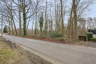 Deze bouwgrond voor open bebouwing is gelegen in de rustige bosrijke villabuurt op de Bosstraat te Lanaken!Ze is gelegen op een toplocatie vlakbij...