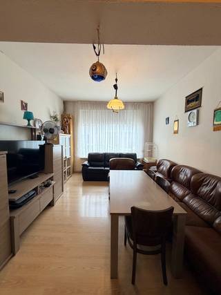 Située dans une rue latérale calme de la Meulesteedsesteenweg et de la Voorhavenlaan, à proximité des parcs et quais récemment rénovés, vous découvrirez ce bâtiment solide de trois niveaux.
Composition : Rez-de-chaussée comprenant un double séjour, un hall d’escalier, une cuisine (sur cour couverte) et une salle de bains.
Au 1er étage : deux chambres spacieuses. Au 2e étage, actuellement en rénovation (toiture isolée, placement des cloisons), possibilité de deux chambres supplémentaires, dont une en niveau surélevé — un atout charmant de cette habitation chaleureuse. Toiture et gouttières en ordre.
Investissement intéressant : le bien est actuellement loué, mais l’attestation de conformité n’a pas encore été délivrée suite à certaines infractions. Aucun problème structurel constaté.
Électricité conforme. Chauffage central via chaudière murale gaz non condensante (remplacement conseillé). PEB niveau E : 452 kWh/m² (obligation de rénovation). Structure attractive dans un quartier à potentiel de croissance constant. Pour plus d’informations, contactez l’agent immobilier Cedric. Appelez son équipe au 054 41 25 00. Siège principal à Geraardsbergen et bureau à Ekkerge mstraat 3, Gent.