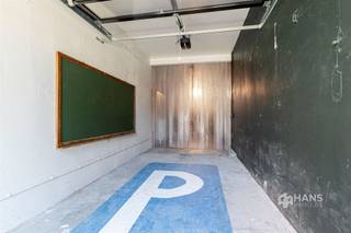 <p><span>Ruime garage met berging (90m²) in Antwerpen (2060)</span></p><p><span>In de Lange Van Bloerstraat bevindt zich deze uitzonderlijk ruime garage met een totale oppervlakte van circa 90 m². Dankzij haar royale afmetingen biedt ze tal van mogelijkheden voor wie naast een garage op zoek is naar extra opslagruimte, een werkplaats of een combinatie van beide.</span></p><p><span>De garage heeft een diepte van maar liefst 16 meter en is over het grootste deel van de ruimte 2,9 meter breed. Daarnaast beschikt ze over conforme elektriciteit, wat het gebruiksgemak aanzienlijk verhoogt.</span></p><p><span>Een extra troef is de aparte ruimte achteraan, uitgerust met een douche, toilet en lavabomeubel. Deze bijkomende voorzieningen zorgen voor extra comfort en maken de garage geschikt voor uiteenlopende doeleinden.</span></p><p><span>Ben je op zoek naar een ruime garage met extra mogelijkheden op een centrale locatie? Mis deze kans niet! Voor meer info of een gratis schatting surf naar </span><span><span>www.hansimmo.be</span></span><span>.</span></p><p><span> </span></p>
