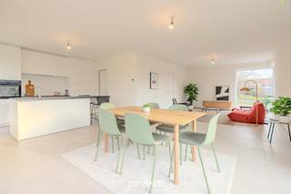 Aan de stadsrand van Torhout wacht deze instapklare nieuwbouwwoning op haar eerste eigenaars. Een hedendaagse thuis waar comfort, ruimte...