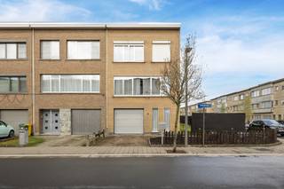 <p><strong>Gezellige halfopen bel-étage met oprit en zonnige tuin in Hoevenen!</strong><br />Bent u op zoek naar een ruime gezinswoning met potentieel, gelegen in een rustige en kindvriendelijke woonwijk?<br />Dan is deze <strong>centraal gelegen bel-étagewoning met oprit en noordwestgerichte tuin</strong> absoluut een bezoek waard!<br /><br /><strong>Indeling – gelijkvloers</strong><br />Via de inkomhal bereiken we de<strong> ruime inpandige garage</strong> met elektrische poort en extra bergruimte.<br />Verder bevindt zich hier een <strong>polyvalente ruimte </strong>en <strong>technische ruimte</strong> met aansluiting voor wasmachine.<br /><br /><strong>Indeling – eerste verdieping</strong><br />De eerste verdieping omvat een <strong>ruime leefruimte</strong> met aansluitend een compact maar gezellig terras.<br />De <strong>keuken </strong>is uitgerust met elektrisch kookfornuis, dampkap, dubbele spoelbak en ijskast.<br />Verder op deze verdieping bevindt zich nog een <strong>gastentoilet</strong>.<br /><br /><strong>Indeling – tweede verdieping</strong><br />Op de tweede verdieping bevinden zich <strong>drie volwaardige slaapkamers</strong>, alle afgewerkt met laminaatvloer en voorzien van rolluiken.<br />De <strong>badkamer</strong> beschikt over een ligbad, dubbele lavabo en toilet.<br /><br /><strong>Buitenruimte</strong><br />Vooraan is er een <strong>ruime oprit</strong> en een handige toegang langs de zijkant van de woning.<br />Achteraan geniet u van een <strong>zuidwest georiënteerde tuin</strong> met terras en een <strong>praktische, ruime tuinberging</strong>.<br /><br /><strong>Extra troeven</strong><br /><strong>✔</strong> Mogelijkheid tot <strong>praktijk of bijberoep</strong> aan huis<br /><strong>✔</strong> <strong>EPC C - 300 kWh/m²/j</strong><br /><strong>✔</strong> Ruime <strong>garage én oprit</strong><br /><strong>✔</strong> <strong>Zonnige, zuidwest gerichte tuin</strong> met terras en tuinberging<br /><strong>✔ Asbestveilig<br /></strong><br /><strong>Interesse?</strong><br />Laat deze opportuniteit niet aan u voorbijgaan!<br />📞 03/568 03 03<br />✉️ info@vastgoed03.be<br />👉 Vastgoed 03 – plan vandaag nog uw bezoek!</p>