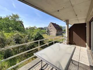 Dit ruime appartement is rustig gelegen en bevindt zich op enkele stappen van zee. Het appartement werd recent gerenoveerd. Er is een ruim terras, zuidwest georiënteerd met prachtig zicht op de duinen. Het appartement bevat: Ruime living met ingerichte keuken, WC, en terras. Op de benedenverdieping bevinden zich 4 slaapkamers, 2 badkamers, WC en een berging. Er is een individuele kelder inbegrepen voor fietsen. Interessant voor vakantieverhuur. Ref Oase G003