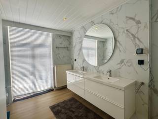 Ruime woning met authentieke gevel op toplocatie!<br /><br />Benedenverdieping: toegangsdeur, speel- of leefruimte en drie ruime kelderlokalen.<br />Tussenverdieping: inkomdeur, mezzanine met inkijk op de benedenverdieping, leefruimte, apart toilet, ingerichte keuken en lichtrijke woonkamer<br />Eerste verdieping: slaapkamer met balkon en badkamer met dubbele wastafel, douche en toilet.<br />Tweede verdieping: twee slaapkamers en badkamer met ligbad, wastafel en toilet.<br /><br />Recente gasketel en boiler - Plafondisolatie - Ideaal als tweede verblijf of investering<br /><br />EPC: 235 kWh / (m² jaar) - Label C<br /><br />Meer info en documenten op www.immodepanne.be