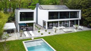<strong>Minimalist villa</strong> with pool and wellness in Schilde, as seen in the movies.<br />Unique and modern villa (2019) featuring <strong>modern cubic architecture</strong>, luxury finishes, and modern technology. Sleek living space with designer kitchen, <strong>Mortex flooring</strong>, and premium materials.<br />Equipped with <strong>smart home automation</strong>, integrated sound system, <strong>44 solar panels</strong>, home battery, and EV charging – virtually <strong>energy-neutral</strong>.<br />Beautiful <strong>landscaped garden</strong> with <strong>heated pool</strong>, jacuzzi, and automatic irrigation. Stylish <strong>annex ideal as guest house</strong> or office space.