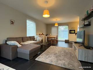 Deze moderne half open bebouwing bestaande uit: inkomhal, apart toilet, ruime leefruimte met open keuken en aansluitende berging. Op de verdieping...