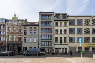 <p><br />Op een absolute toplocatie op het <strong>Eilandje</strong> bevindt zich dit uitzonderlijke loftappartement in een<strong> karaktervol brutalistisch gebouw</strong>. Het appartement combineert een <strong>hoge afwerkingsgraad</strong> met een doordachte architectuur, een <strong>prachtig zicht op het water </strong>en een bijzonder aangename lichtinval.<br />Een extra bijzondere troef: er worden twee identieke appartementen, recht boven elkaar, te koop aangeboden. Dit creëert een uitzonderlijke opportuniteit voor wie twee woonentiteiten dicht bij elkaar wil combineren, met behoud van ieders volledige privacy en zelfstandigheid. Ideaal voor generatiewonen, twee bevriende koppels, familieleden of wie wonen en werken graag wil combineren. <br />Het gebouw en het appartement zijn bovendien rolstoelvriendelijk, wat de woning geschikt maakt voor een brede doelgroep en zorgt voor een bijzonder comfortabele toegankelijkheid.<br /><br /><strong>Indeling</strong><br />Het appartement is zowel op energetisch als op bouwtechnisch vlak doordacht ontworpen en biedt dankzij de open structuur bovendien flexibele mogelijkheden qua indeling.<br />De open leefruimte wordt gekenmerkt door een lichte woonkamer die naadloos overgaat in de volledig geïnstalleerde keuken. Vanuit de leefruimte geniet je van een <strong>prachtig en rustgevend zicht op het Kattendijkdok</strong>. Het zichtbare betonnen plafond geeft het interieur een uitgesproken architecturale uitstraling en vormt een mooi contrast met de warme afwerking.<br />De slaapkamer biedt een serene plek om volledig tot rust te komen. Aansluitend bevindt zich een <strong>gezellig terras</strong>, dat visueel bij de leefruimte wordt betrokken door het betegelde gangpad. Hier geniet je van de namiddag- en avondzon. De moderne badkamer is uitgerust met een ligbad, douche en aansluitingen voor wasmachine en droogkast.<br /><br /><strong>Bijzonderheden</strong></p>
<ul>
<li>Energielabel A – zeer goed geïsoleerd.</li>
<li>Rolstoelvriendelijk, appartement en gebouw.</li>
<li>Prachtig zicht op het water - Terras met namiddag- en avondzon.</li>
<li>Hoge afwerkingsgraad - Massieve parketvloer - Massieve inkomdeur met driepunts slotbeveiliging.</li>
<li>Instapklaar.</li>
<li>Mogelijkheid om twee identieke appartementen boven elkaar te verwerven - uitermate geschikt voor generatiewonen, duowonen of een combinatie van wonen en werken.</li>
</ul>
<p> </p>