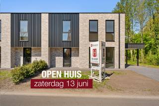 Open huis op zaterdag 13/06/2026 tussen 10u en 14u.<br /><br />In het rustige hart van Opitter, midden in het GrensPark Kempenbroek en aan de oever van de Itterbeek, bevindt zich deze energie-neutrale nieuwbouwwoning waar luxe, licht en natuur perfect samenkomen.<br /><br />De woning is volledig en hoogwaardig afgewerkt en instapklaar. Grote raampartijen zorgen voor een overvloed aan natuurlijk licht en een sterke verbinding met de tuin. Zelfs de gang geniet van daglicht dankzij een dakraam. De leefruimte sluit aan op het overdekte terras en de rustige tuin aan het water.<br />De open keuken is luxueus uitgerust met onder meer een Quooker, BORA-kookplaat, keramisch werkblad en een royaal kookeiland. Aansluitend bevindt zich een praktische berging.<br />Op de verdieping zijn er vier volwaardige slaapkamers, waarvan drie met toegang tot een dakterras. De badkamer is stijlvol afgewerkt met ligbad, inloopdouche en dubbele wastafel.<br /><br />Extra troeven zijn onder meer vloerverwarming en -koeling, warmtepomp, ventilatiesysteem D, domotica en voorbereiding voor alarm en airco.<br /><br />Een woning waar u niets meer aan hoeft te doen, in een uitzonderlijk rustige en natuurlijke omgeving.