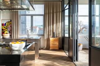 <p>Authentieke, industriële loft geïnspireerd op het Mercer Hotel in New York, naar een ontwerp van architect Hans Verstuyft, gepubliceerd in verscheidene internationale interieurboeken.</p>
<p>Een lift brengt je tot op de 3e verdieping, rechtstreeks tot in de loft. Zonnige en open leefruimte met grote raampartijen en een indrukwekkende plafondhoogte van maar liefst 4 meter. Een sfeervolle oude Franse vol eiken vloer in visgraatmotief ligt doorheen de ganse loft.</p>
<p>Design keuken van Arc Linea in inox uitgerust met Quookerkraan en Gaggenau toestellen (oven, stoomoven, grote koeling, wijnkast en warmhoudlade). Een ruime bijkeuken biedt extra opbergruimte en aansluitingen voor was- en droogautomaat. De stalen raampartijen geven aansluitend toegang tot een ruim en verwarmd Zuid-gericht terras van 36m2 met fraai zicht op de stad.</p>
<p>De leefruimte is verder onderverdeeld in een salon met home-cinema en bureauruimte afgewerkt met een schitterende bibliotheek in fineer.</p>
<p>De master bedroom beschikt over een dressing en badkamer. Een tweede aparte slaapkamer beschikt over een eigen douchekamer. <span>De badkamers zijn afgewerkt met Carrara marmer en originele Vola kranen in Gunmetal.</span></p>
<p>Twee autostaanplaatsen worden te koop aangeboden voor 40.000 euro per stuk. Twee kelderbergingen zijn inbegrepen in de verkoopprijs.</p>
<p>Kort samengevat, het betreft een unieke en authentieke loft in Antwerpen, ruim, sfeervol en tijdloos ingericht, volledig instapklaar en gunstig gelegen ten opzichte van alle voorzieningen.</p>