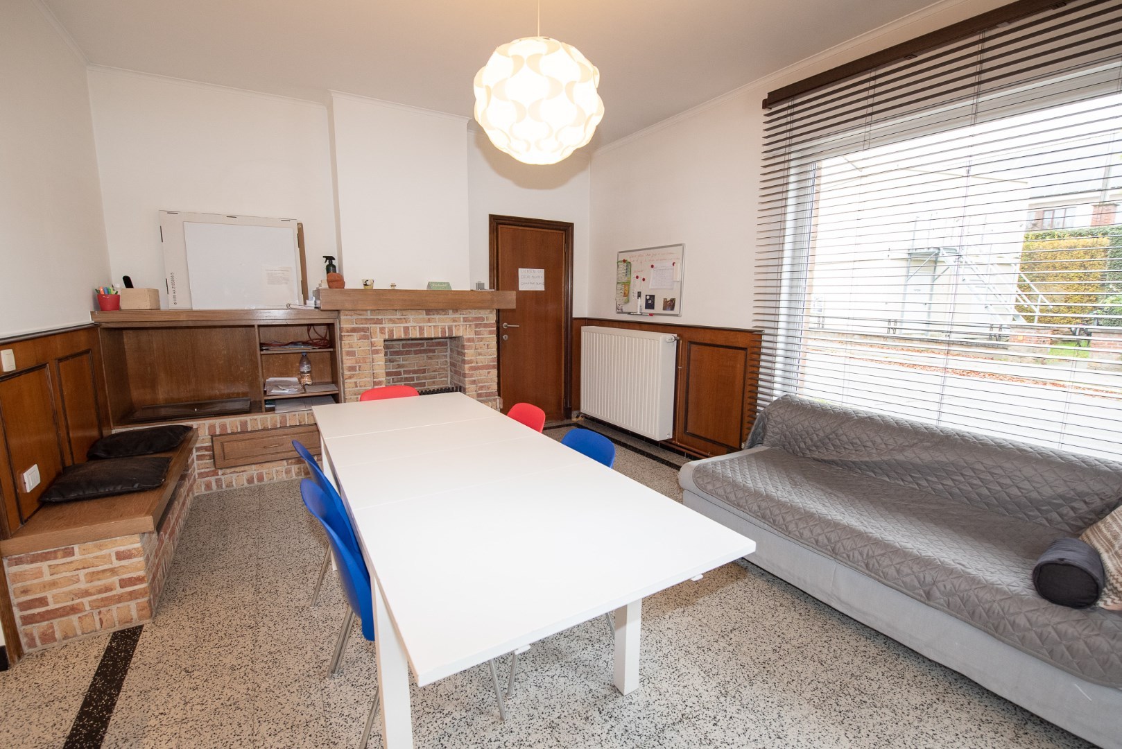 Ruime en goed onderhouden woning met 3 slaapkamers op centrale ligging te Deerlijk. - foto 5