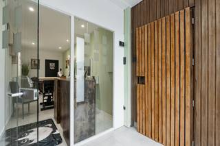 Op zoek naar een instapklare woning met karakter, ruimte én een gezellige tuin? Dan is deze charmante, gerenoveerde woning zeker een bezoek waard.<br /><br />Deze sfeervolle woning combineert een authentieke, pittoreske uitstraling met het comfort van vandaag. Van zodra je binnenkomt, voel je de warme en huiselijke sfeer. De open woonkamer, eetkamer en keuken vormen samen één gezellige leefruimte waar het heerlijk vertoeven is. De stijlvolle houtkachel geeft de woning extra cachet en zorgt tijdens de wintermaanden voor een warme, knusse sfeer.<br /><br />Indeling en troeven<br /><br />Inkomhal, aparte toegang tot commerciële ruimte en toegang tot de woonkamer, open keuken, gang naar de tuin, wasplaats, badkamer gelijkvloers, berging<br /><br />Verdieping:<br /><br />3 Ruime slaapkamers, badkamer, trap naar de zolder<br /><br />Zolder:<br /><br />Stockagezolder, kan verder afgewerkt worden indien gewenst .<br /><br />De woning beschikt over een mooie, neutrale basis. Met een likje verf in een kleur naar keuze kan de nieuwe eigenaar de woning eenvoudig een volledig persoonlijke uitstraling geven en er helemaal zijn of haar eigen thuis van maken.<br /><br />Een tuin om verliefd op te worden<br /><br />De gezellige tuin is een echte blikvanger. Onder de prachtige, grote overhangende notenboom geniet je op warme dagen van natuurlijke schaduw. De sfeervolle tuinbar maakt deze tuin de ideale plaats om familie en vrienden te ontvangen of heerlijk te ontspannen na een drukke werkdag.<br /><br />Extra financieel voordeel<br /><br />Een bijzonder pluspunt is de aparte ruimte aan de voorzijde van de woning, die momenteel verhuurd wordt aan een kattenkapper voor €500 per maand. Deze huuropbrengst kan een mooie bijdrage leveren aan de afbetaling van je hypothecaire lening.<br /><br />Uiteraard kan deze ruimte ook perfect dienen als praktijk, kantoor of hobbyruimte, afhankelijk van de wensen van de nieuwe eigenaar.<br /><br />Lage energiekosten<br /><br />Dankzij de aanwezige zonnepanelen geniet je nog jarenlang van bijzonder voordelige elektriciteit. Een mooie besparing die vandaag én in de toekomst een groot verschil kan maken. (de zonnepanelen zijn nog niet meegeteld in het EPC)<br /><br />Uitstekende ligging<br /><br />De woning is ideaal gelegen: op wandelafstand van de Spar voor je dagelijkse boodschappen en recht tegenover de apotheek. Ook andere dagelijkse voorzieningen bevinden zich in de nabije omgeving.<br /><br /><br />Ben je op zoek naar een karaktervolle, instapklare gezinswoning met lage energiekosten, een prachtige tuin én de mogelijkheid tot extra huurinkomsten?<br /><br />Dan is deze woning absoluut een bezoek waard. Kom de warme sfeer zelf ontdekken en laat je verrassen door alles wat deze unieke woning te bieden heeft.<br /><br />Troeven: <br /><br />- 3 ruime slaapkamers<br />- 2 badkamers<br />- 3 toiletten<br />- Nieuwe ramen<br />- Elektrische rolluiken<br />- Volledig geïsoleerde zolder met de mogelijkheid om een grote extra slaapkamer, bureau, hobbyruimte of master suite te creëren<br />- Praktisch tuinhuis<br />- Open leefruimte met woonkamer, eetkamer en keuken<br />- Neutrale basis die eenvoudig naar eigen smaak kan worden afgewerkt<br /><br />
