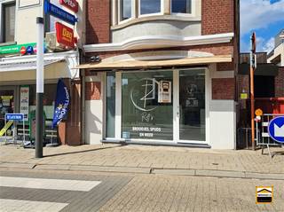 Centraal gelegen, gelijkvloers handelspand met tal van mogelijkheden Het pand is gelegen pal in het centrum van Borgloon.Het gaat hier om een zeer...