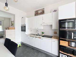 De woning is gelegen in een rustige straat in het centrum van Brugge, op een steenworp afstand van winkels, scholen en alle noodzakelijke voorzieningen. Daarnaast bevindt u zich op wandelafstand van de historische Markt, met zijn charmante sfeer en rijke geschiedenis. <br /><br />Dankzij de centrale ligging geniet u van een uitstekende bereikbaarheid en het gemak van stedelijk wonen, terwijl u toch kunt ontspannen in de ruime tuin, die een oase van rust biedt.<br /><br />Indeling: <br /><br />GLV.: <br />Inkomhal (10m²) - lichtrijke woonkamer met open keuken (34m²) voorzien van dampkap, keramische kookplaat, dubbele spoelbak, frigo met diepvriesvak en oven - bureau ruimte (12m²) - badkamer (8m²) voorzien van douche, lavabo in meubel en aansluiting wasmachine - apart toilet - terras (20m²) - tuin (70m²). <br /><br />1°V.: <br />Nachthal (8m²) - 2 slaapkamers (17m² - 13m²) - badkamer (6m²) voorzien van inloopdouche met lavabo en kastmeubel. <br /><br />2°V.: <br />Nachthal (10m²) - slaapkamer (26m²) voorzien van mezzanine (9m²) en dressingruimte (7m²). <br /><br />Algemeen:<br />- Huurprijs: € 1.100,00/maand<br />- Beschikbaar vanaf: 01/10/2026<br /><br /><br />De snelste manier om een bezoek te brengen aan dit pand? Vraag je bezoek aan via de roze knop op onze website (www.dewaele.com) en je wordt gecontacteerd door onze verhuurexpert Broes. <br /><br />Telefonisch kunnen er geen afspraken gemaakt worden. Bij andere vragen kun je ons telefonisch contacteren via 050 444 999.
