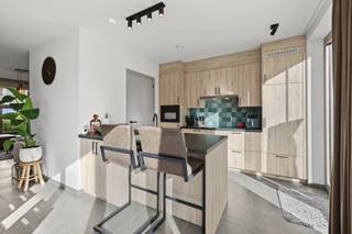 <strong>Recente BEN-woning met drie slaapkamers en carport op een hoekperceel van 269 m² op een toplocatie nabij het centrum van Turnhout en Vosselaar! EPC label A, elektriciteit conform en asbestvrij! </strong><br /><br /><strong>Ligging</strong>: <span>Klaverentroef is een nieuw woonerf in de speelkaartenwijk van Turnhout. Deze hoog aangeschreven residentiële wijk heeft de perfecte ligging voor wie overal vlakbij wil wonen. Het centrum van Turnhout en Vosselaar is op fietsafstand. Scholen, openbaar vervoer, werkgelegenheid en winkels zijn vlakbij. De E34 enerzijds en de ring van Turnhout anderzijds zorgen ervoor dat elke bestemming binnen handbereik is. Het naastgelegen bos zorgt tenslotte voor de ideale ontspanning samen met de diverse pleinen die de speelkaartenwijk voorziet.</span><br /><br /><strong>Indeling</strong>: <strong>+0</strong>: inkomhal - gastentoilet - woonkamer - eetkamer met open keuken - berging. <strong>+1</strong>: drie slaapkamers - badkamer - apart toilet - wasplaats. <strong>Buiten</strong>: tuinberging met carport. <br /><br /><strong>Omschrijving</strong>: de inkomhal beschikt over een apart gastentoilet en een handige vestiaire kast. Via de grote glazen industriële deur wandelen we de lichtrijke leefruimte binnen. De eetkamer is voorzien van een open keuken en biedt uitzicht op de tuin. De keuken is voorzien van alle moderene apparatuur zoals een combi-oven, ijskast, vaatwasser en een elektrisch vuur met dampkap. Aansluitend nog een praktische en ruime bergplaats.<br /><br />Op de eerste verdieping treffen we de drie slaapkamers met groottes van zo'n 12 m², 9 m² en 8 m². Daarnaast nog een ruime wasplaats en de badkamer dewelke voorzien is van een inloopdouche en een lavabomeubel met dubbele spoelbak. <br /><br />De tuin is uiterst rustig gelegen gezien de woonwijk zelf zich in een doodlopende lus bevindt. Aan de overkant van de woning bevindt zich één van de vele buurtspeelpleintjes. Achteraan de tuin komen we rechtstreeks bij de privatieve carport met een tuinberging van nog zo'n 12 m²! <br /><br /><strong>Bijzondere informatieplicht</strong>: in aanvraag.