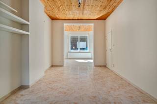 <strong>Instapklare woning met o.a. een bewoonbare oppervlakte van 180 m², 4 slaapkamers, een rustige ligging en een aangename tuin. EPC-label C.</strong><br /><br />De woning beschikt op het gelijkvloers over een inkomhal, woonkamer, keuken, wasplaats, apart toilet, badkamer en achterbouw met zicht op de tuin.<br /><br />Op de eerste verdieping bevinden zich een nachthal en 3 slaapkamers.<br /><br />De zolderverdieping is toegankelijk via een vaste trap en bestaat uit een ruime zolderkamer.<br /><br />De woning geniet bovendien van een goede verkeerstechnische ligging ten opzichte van het station, de E40, winkels, scholen, restaurants en openbaar vervoer.<br /><br />Interesse? Bel naar 0496 07 89 48.