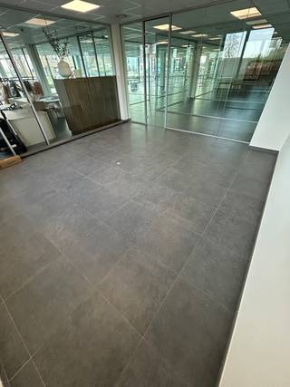 ENERGIENEUTRALE KANTOORRUIMTE van 28m² TE HUUR IN MAASEIK.EXTRA INFORMATIE- Maandelijkse huurprijs: vanaf 511 EUR.- Maandelijkse gemeenschappelijke...