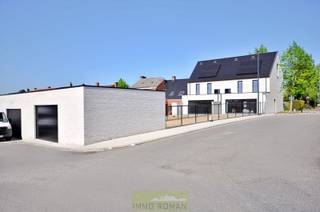 Deze gesloten nieuwbouwwoning is rustig gelegen in <strong>Otegem</strong>, een deelgemeente van Zwevegem, en geniet van een uitstekende bereikbaarheid. U bevindt zich op korte afstand van Avelgem en Anzegem, met een vlotte verbinding naar Kortrijk en Waregem. Bovendien is de E17 snel bereikbaar, wat deze woning ideaal maakt voor pendelaars.<br /><br />De <strong>indeling</strong> van de woning gaat als volgt: via de inkomhal met gastentoilet en praktische berging betreedt u de woning. Aansluitend komt u in de lichtrijke leefruimte, waar u geniet van een aangename connectie met de tuin. De open indeling zorgt voor een ruimtelijk gevoel en omvat een gezellige zithoek, eetplaats en een volledig uitgeruste keuken.<br /><br />Op de eerste verdieping bevinden zich <strong>drie slaapkamers</strong> en een moderne badkamer, uitgerust met een toilet, ligbad, douche en wastafel. Via een vaste trap bereikt u de zolderverdieping, die tal van mogelijkheden biedt, zoals een extra slaapkamer, bureau of hobbyruimte.Daarnaast beschikt de woning over een ruime garage van maar liefst 40 m².<br /><br />Op vlak van comfort en energiezuinigheid is deze woning volledig mee met haar tijd. De verwarming gebeurt via een warmtepomp in combinatie met vloerverwarming, wat zorgt voor een aangenaam binnenklimaat. Bovendien zijn er zonnepanelen voorzien.<br /><br />Meer info? Contacteer Els 0478 61 64 34 of els@immoroman.be
