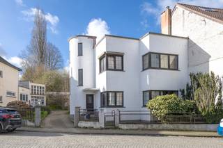 Located in the center of Itterbeek, this charming 1938 building in need of renovation is full of character and potential. Thanks to its combination...