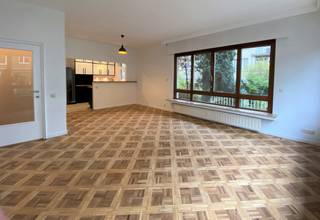 Ce magnifique appartement rénové d'environ 105 m² bénéficie d'un emplacement très agréable sur l'avenue Camille Huysmans. Il est situé...